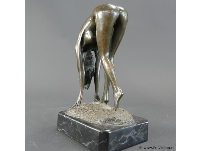 Bronzen sculptuur van een voorovergebogen naakte vrouw, toegeschreven aan de stijl van antonio cesaro of aldo vitaleh. - afbeelding 3 van  5