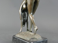 Bronzen sculptuur van een voorovergebogen naakte vrouw, toegeschreven aan de stijl van antonio cesaro of aldo vitaleh. - afbeelding 3 van  5