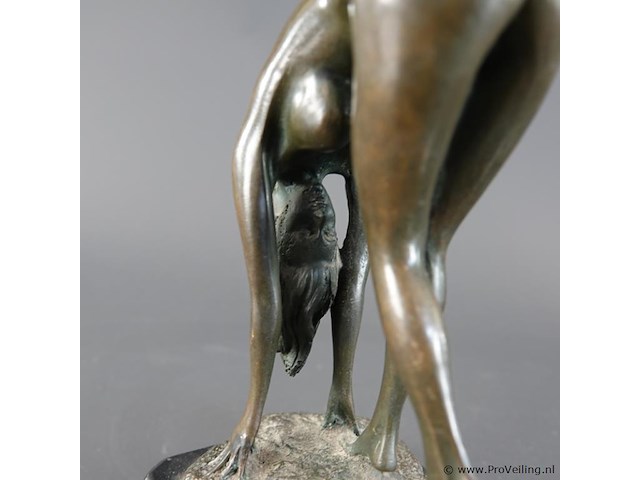 Bronzen sculptuur van een voorovergebogen naakte vrouw, toegeschreven aan de stijl van antonio cesaro of aldo vitaleh. - afbeelding 4 van  5