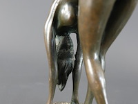 Bronzen sculptuur van een voorovergebogen naakte vrouw, toegeschreven aan de stijl van antonio cesaro of aldo vitaleh. - afbeelding 4 van  5