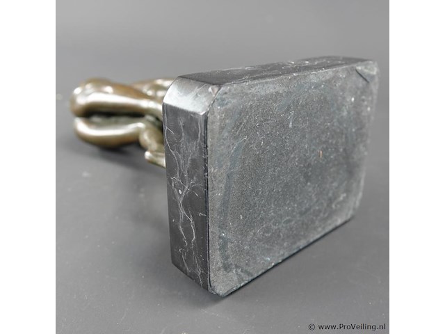 Bronzen sculptuur van een voorovergebogen naakte vrouw, toegeschreven aan de stijl van antonio cesaro of aldo vitaleh. - afbeelding 5 van  5