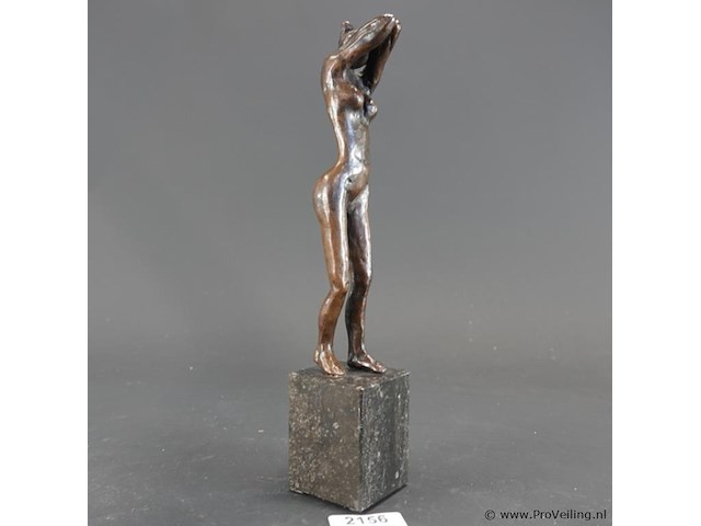 Bronzen sculptuurvrouw op marmeren basement - afbeelding 1 van  5