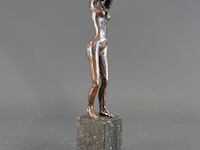 Bronzen sculptuurvrouw op marmeren basement - afbeelding 1 van  5