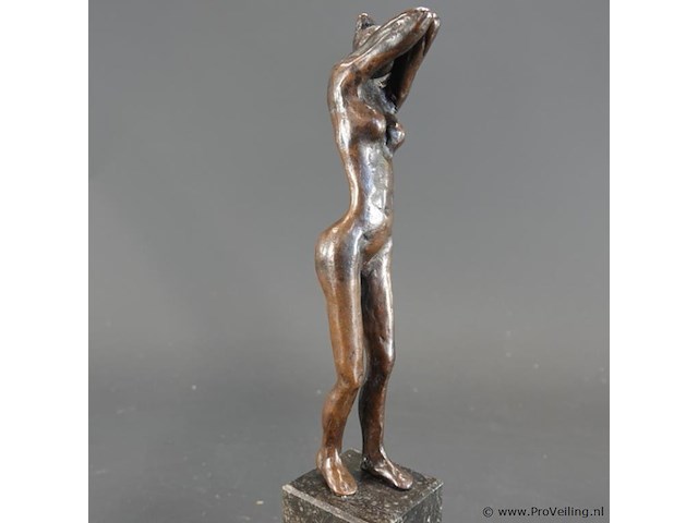 Bronzen sculptuurvrouw op marmeren basement - afbeelding 2 van  5