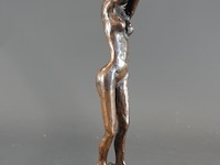 Bronzen sculptuurvrouw op marmeren basement - afbeelding 2 van  5