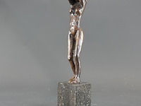 Bronzen sculptuurvrouw op marmeren basement - afbeelding 3 van  5