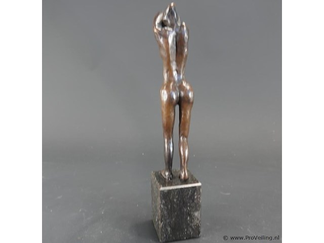 Bronzen sculptuurvrouw op marmeren basement - afbeelding 4 van  5