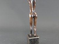 Bronzen sculptuurvrouw op marmeren basement - afbeelding 4 van  5