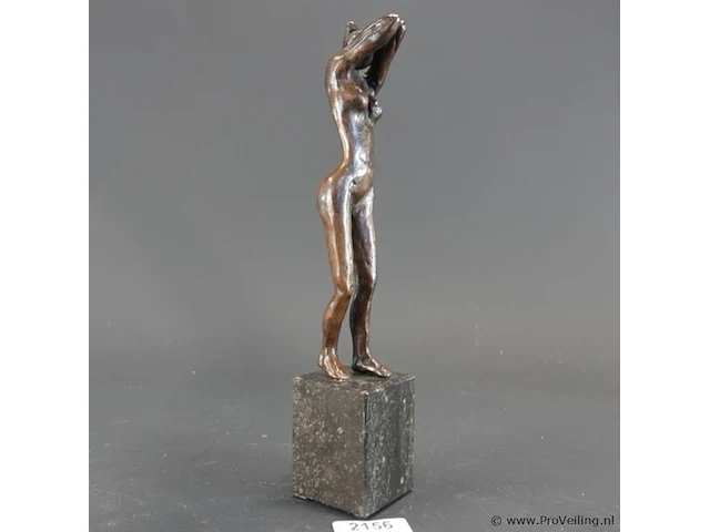 Bronzen sculptuurvrouw op marmeren basement - afbeelding 1 van  5