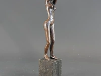 Bronzen sculptuurvrouw op marmeren basement