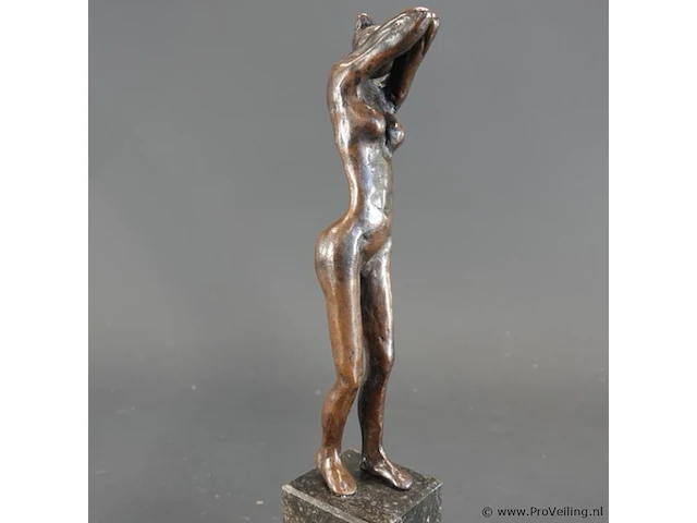 Bronzen sculptuurvrouw op marmeren basement - afbeelding 2 van  5