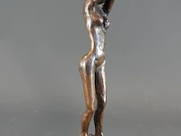Bronzen sculptuurvrouw op marmeren basement - afbeelding 2 van  5