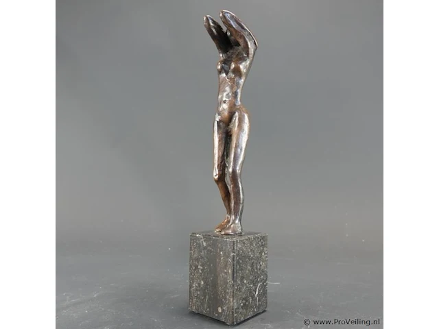 Bronzen sculptuurvrouw op marmeren basement - afbeelding 3 van  5