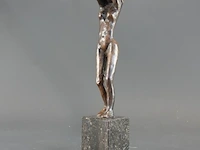 Bronzen sculptuurvrouw op marmeren basement - afbeelding 3 van  5