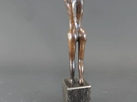 Bronzen sculptuurvrouw op marmeren basement - afbeelding 4 van  5