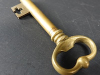 Bronzen sleutel als kurkentrekker - afbeelding 3 van  5