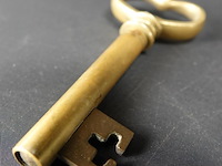 Bronzen sleutel als kurkentrekker - afbeelding 4 van  5