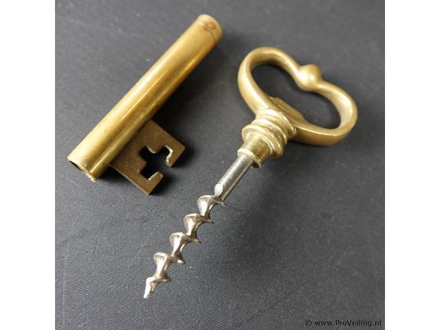 Bronzen sleutel als kurkentrekker - afbeelding 5 van  5