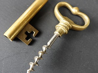 Bronzen sleutel als kurkentrekker - afbeelding 5 van  5
