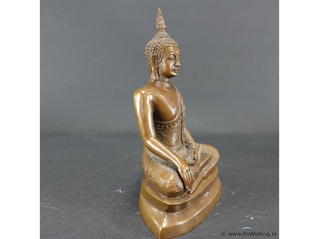 Bronzen thaise boeddha in de bhumisparsha mudra-houding - afbeelding 2 van  5