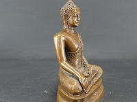 Bronzen thaise boeddha in de bhumisparsha mudra-houding - afbeelding 2 van  5