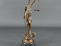 Bronzen vrouwe justitia op marmeren basement - afbeelding 1 van  5