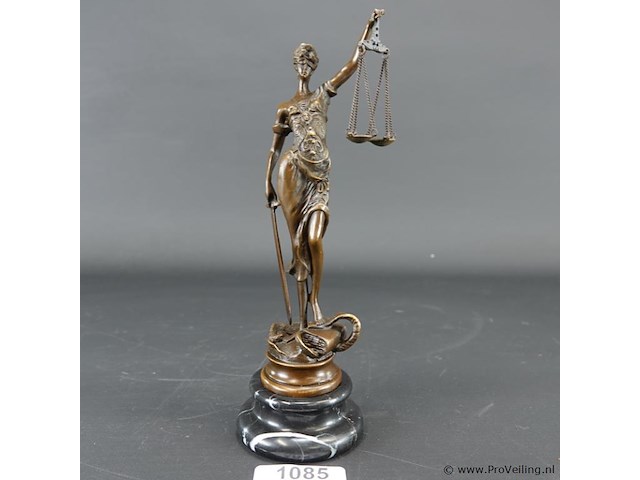 Bronzen vrouwe justitia op marmeren basement - afbeelding 1 van  5