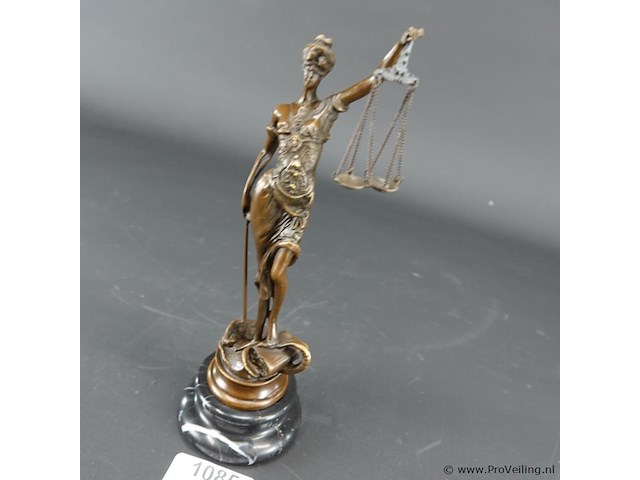 Bronzen vrouwe justitia op marmeren basement - afbeelding 2 van  5