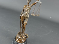 Bronzen vrouwe justitia op marmeren basement - afbeelding 2 van  5