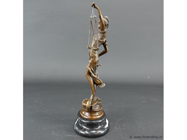 Bronzen vrouwe justitia op marmeren basement - afbeelding 3 van  5