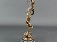 Bronzen vrouwe justitia op marmeren basement - afbeelding 3 van  5