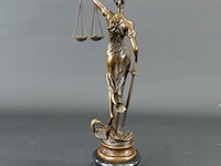 Bronzen vrouwe justitia op marmeren basement - afbeelding 4 van  5