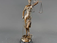 Bronzen vrouwe justitia