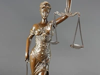 Bronzen vrouwe justitia - afbeelding 2 van  5