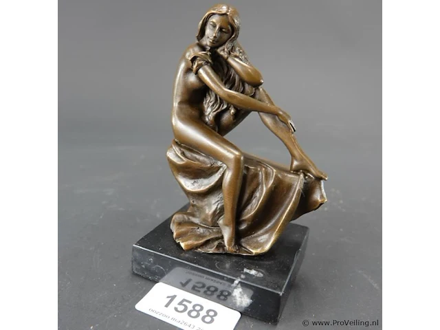 Bronzen zittend vrouwelijk naakt op een marmeren sokkel art-deco/art-nouveau stijl - afbeelding 1 van  5