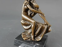 Bronzen zittend vrouwelijk naakt op een marmeren sokkel art-deco/art-nouveau stijl