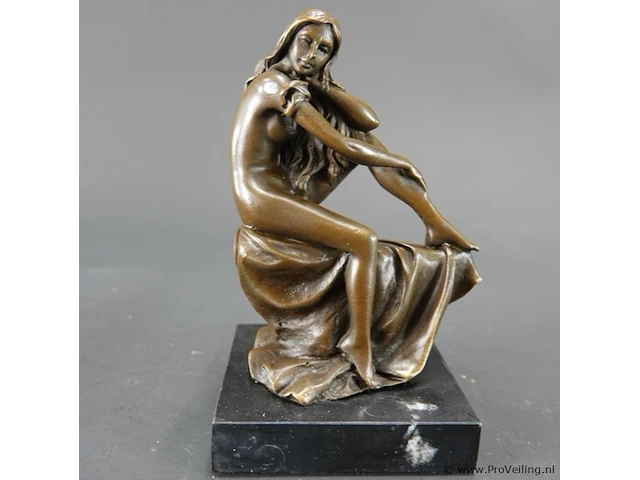 Bronzen zittend vrouwelijk naakt op een marmeren sokkel art-deco/art-nouveau stijl - afbeelding 2 van  5