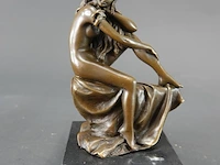 Bronzen zittend vrouwelijk naakt op een marmeren sokkel art-deco/art-nouveau stijl - afbeelding 2 van  5