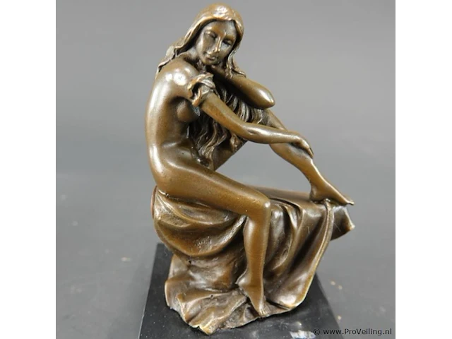 Bronzen zittend vrouwelijk naakt op een marmeren sokkel art-deco/art-nouveau stijl - afbeelding 3 van  5