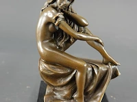 Bronzen zittend vrouwelijk naakt op een marmeren sokkel art-deco/art-nouveau stijl - afbeelding 3 van  5