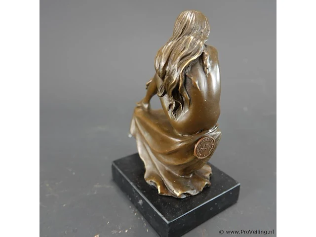 Bronzen zittend vrouwelijk naakt op een marmeren sokkel art-deco/art-nouveau stijl - afbeelding 4 van  5