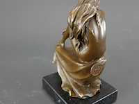 Bronzen zittend vrouwelijk naakt op een marmeren sokkel art-deco/art-nouveau stijl - afbeelding 4 van  5
