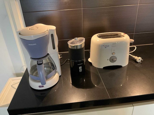 Broodrooster, koffiezetapparaat en melkschuimer - afbeelding 1 van  4