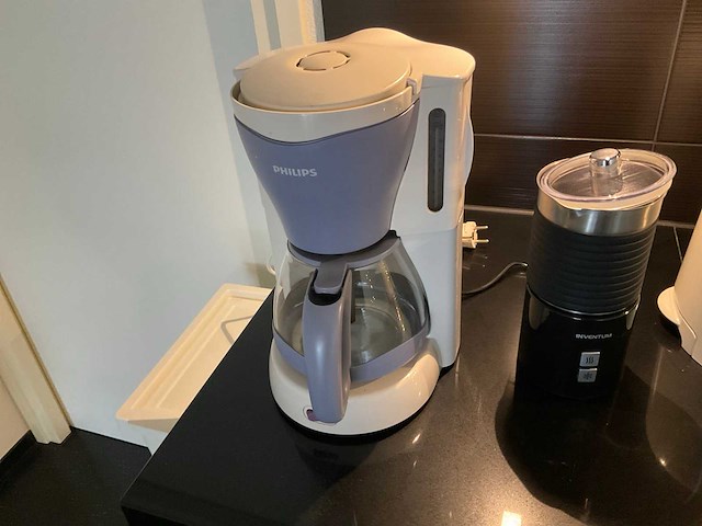 Broodrooster, koffiezetapparaat en melkschuimer - afbeelding 4 van  4