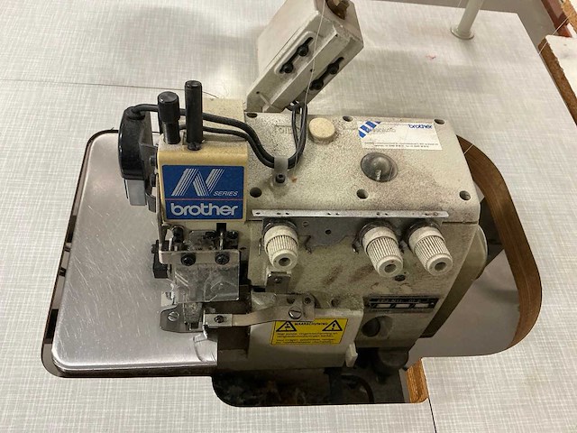 Brother ef4-n11 naaimachine / werkstation - afbeelding 2 van  10