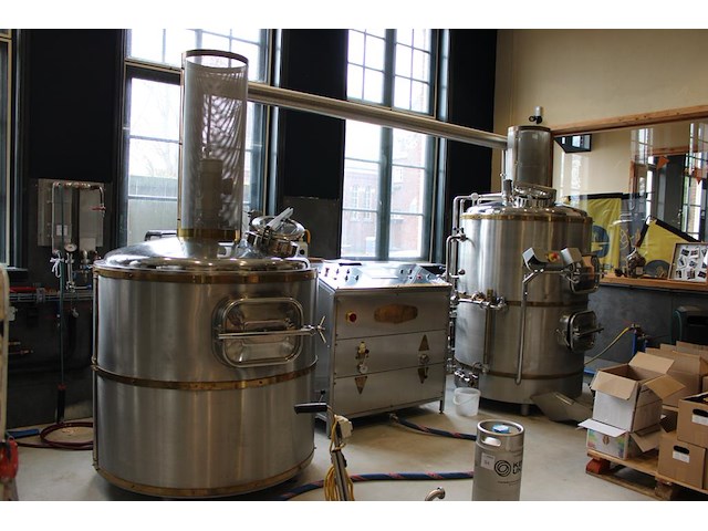 Brouwhuis labu brau three-vessel-brewhouse brewing block 5/10 hl bestaande uit kookketel, filterkuip en een... onderdeel van combinatiekavel complete mini brouwerijopstelling bestaande uit brouwhuis, 8 gistingstanks (deels gevuld), bottellijn, pompen, warmtewisselaar, natte lijn etiketteermachine en chiller - afbeelding 1 van  9