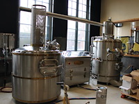 Brouwhuis labu brau three-vessel-brewhouse brewing block 5/10 hl bestaande uit kookketel, filterkuip en een... onderdeel van combinatiekavel complete mini brouwerijopstelling bestaande uit brouwhuis, 8 gistingstanks (deels gevuld), bottellijn, pompen, warmtewisselaar, natte lijn etiketteermachine en chiller - afbeelding 1 van  9