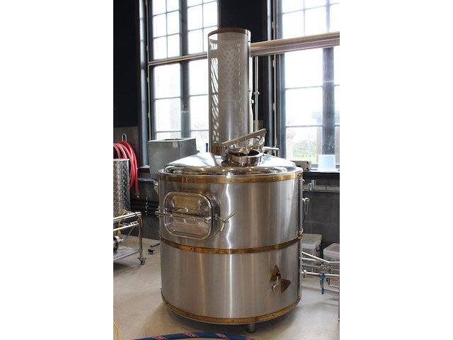 Brouwhuis labu brau three-vessel-brewhouse brewing block 5/10 hl bestaande uit kookketel, filterkuip en een... onderdeel van combinatiekavel complete mini brouwerijopstelling bestaande uit brouwhuis, 8 gistingstanks (deels gevuld), bottellijn, pompen, warmtewisselaar, natte lijn etiketteermachine en chiller - afbeelding 2 van  9