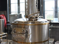 Brouwhuis labu brau three-vessel-brewhouse brewing block 5/10 hl bestaande uit kookketel, filterkuip en een... onderdeel van combinatiekavel complete mini brouwerijopstelling bestaande uit brouwhuis, 8 gistingstanks (deels gevuld), bottellijn, pompen, warmtewisselaar, natte lijn etiketteermachine en chiller - afbeelding 2 van  9