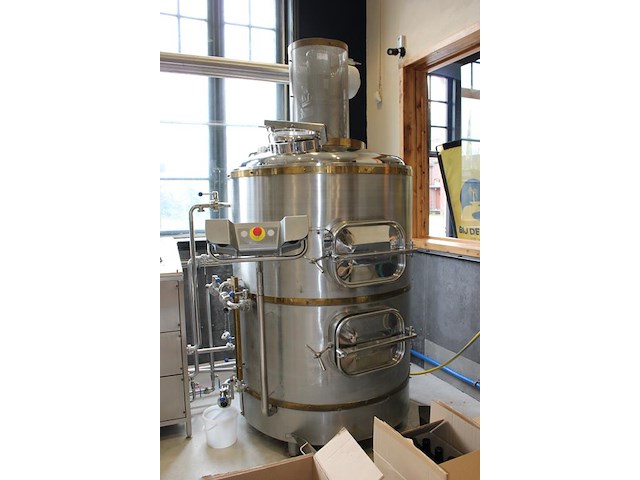 Brouwhuis labu brau three-vessel-brewhouse brewing block 5/10 hl bestaande uit kookketel, filterkuip en een... onderdeel van combinatiekavel complete mini brouwerijopstelling bestaande uit brouwhuis, 8 gistingstanks (deels gevuld), bottellijn, pompen, warmtewisselaar, natte lijn etiketteermachine en chiller - afbeelding 3 van  9
